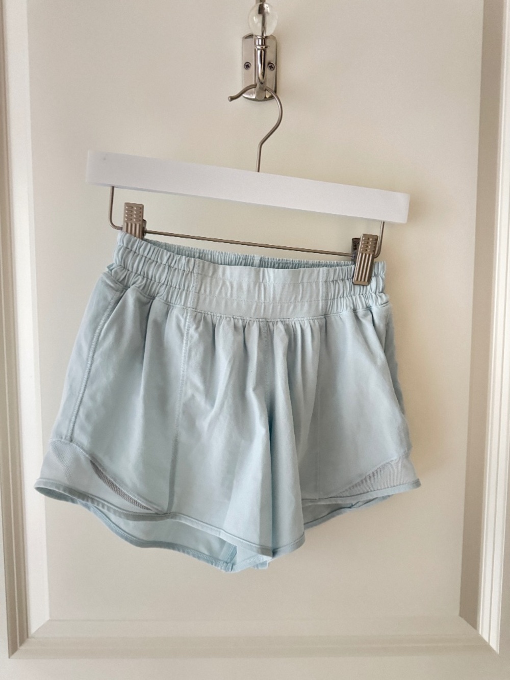 Lululemon Hotty Hot Low-Rise Lined Short 4" Size 0 Powder Blue